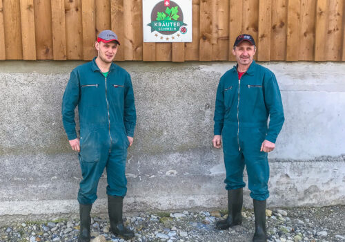 Pascal und Marcel Schlup sind sehr erfahrene Tierhalter und wissen daher was gut für ihre Kräuterschweine ist