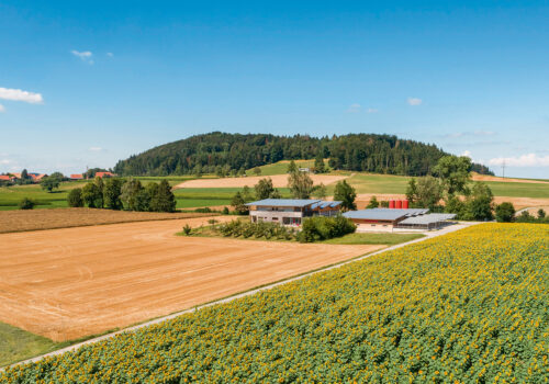 Der idyllisch und etwas abgelegene Bauernhof umfasst knapp 20 ha landwirtschaftliche Nutzfläche